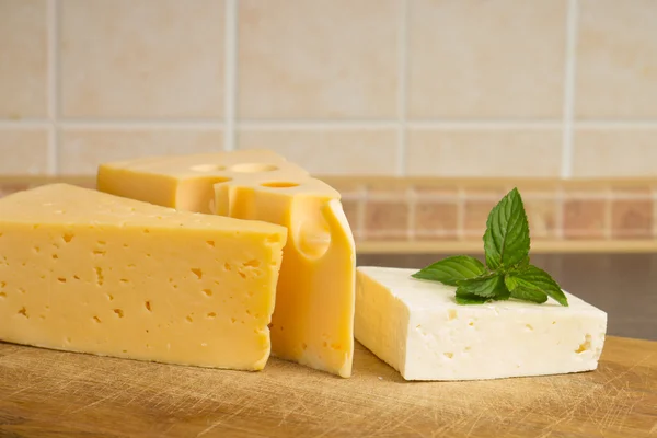 Kinds of Cheese on wooden Cutting Board — Stock Photo, Image