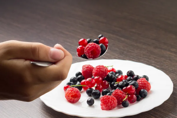 Eating Fresh Berries — Stock Photo, Image