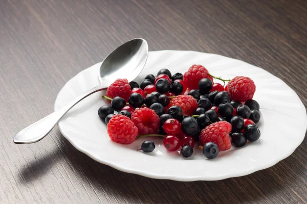 Berries Frsh di Saucer Putih dengan Spoon — Stok Foto