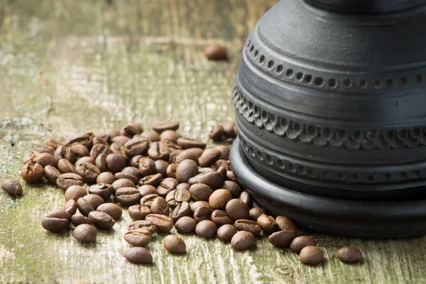 Coffe pot and beans on old wood background — Stock Photo, Image