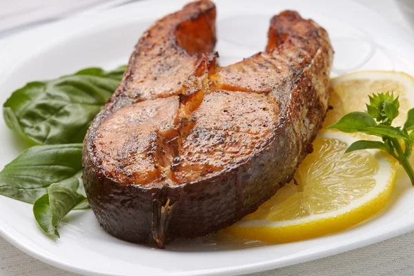 Steak z lososa s citronem a bazalkou na bílé desce — Stock fotografie