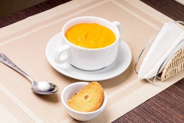 Porridge di zucca dolce in ciotola bianca a tavola — Foto Stock
