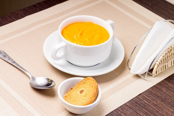 Gachas de calabaza dulce en tazón blanco en la mesa — Foto de Stock