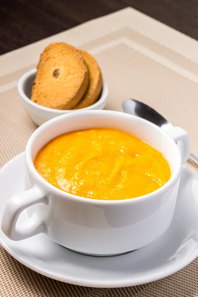 Zuppa di zucca in ciotola bianca con crostino — Foto Stock
