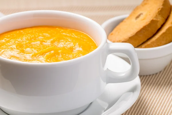 Sopa de calabaza en tazón blanco con crouton —  Fotos de Stock