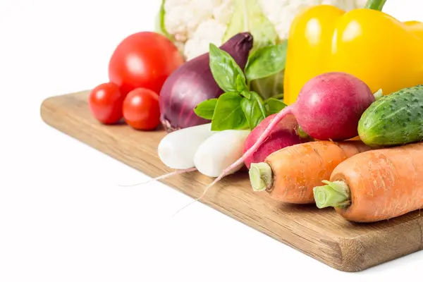 Fresh vegetables at wood cutting board isolated on white — Stock Photo, Image