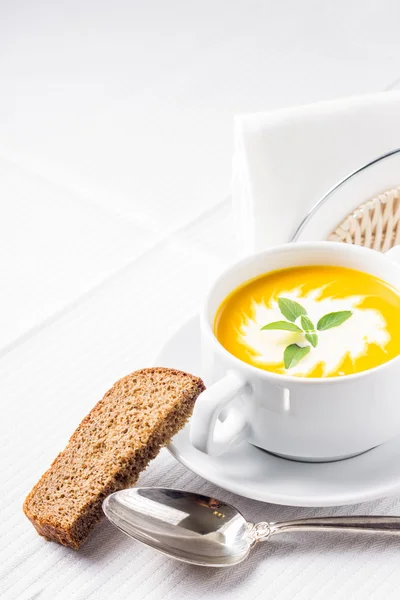 Zupa dyniowa na stole serwowane — Zdjęcie stockowe