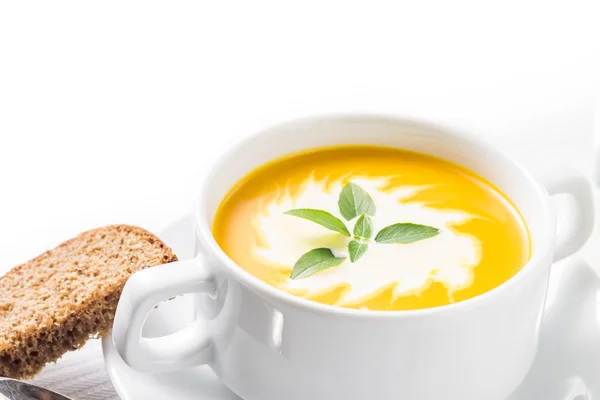 Fesleğenli sunulan tablo balkabağı çorbası — Stok fotoğraf