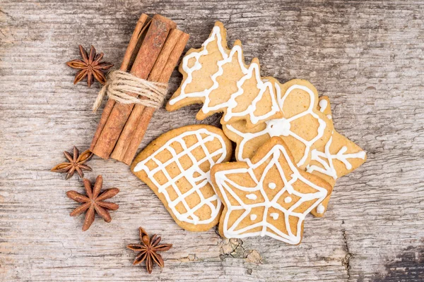 Gingerbread cookies with spices on wood background — Stock Photo, Image