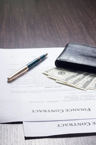 Financial document with wallet, money and fountain pen — Stock Photo, Image