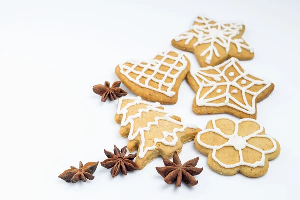 Biscotti di pan di zenzero con spezie isolate su sfondo bianco — Foto Stock