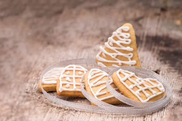 Decoração de Natal. Biscoitos de gengibre no fundo de madeira — Fotografia de Stock