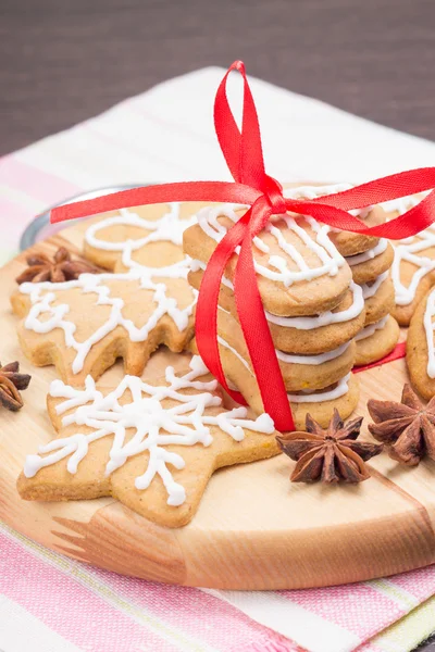 Peperkoek kerstkoekjes op houten ronde bord — Stockfoto