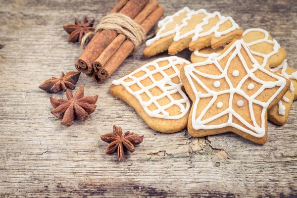 Gingerbread cookies with spices on wooden background. — Stock Photo, Image