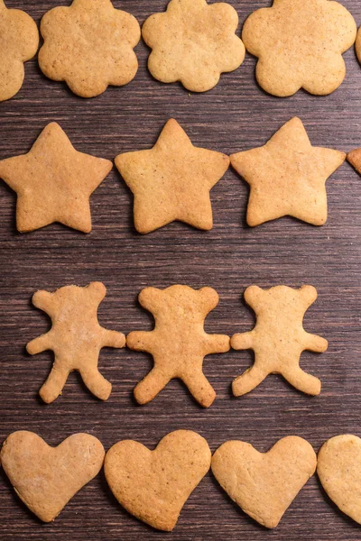 Biscoitos de gengibre urso em dança com corações e estrelas — Fotografia de Stock