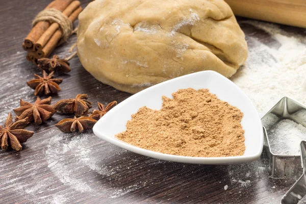 Masa de pan de jengibre con especias y cortadores de galletas — Foto de Stock