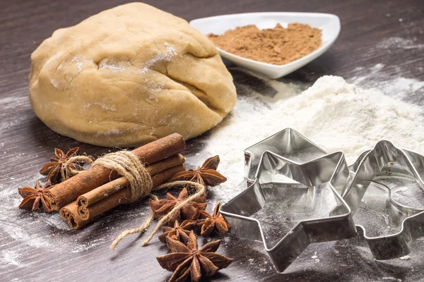 Dough of gingerbread with spices and cookie cutters — Stock Photo, Image