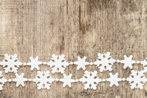 Świąteczne dekoracje. z tworzywa sztucznego śniegu na tle drewna — Zdjęcie stockowe