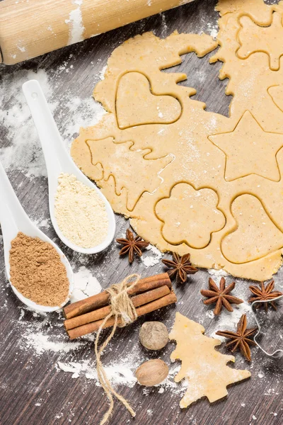 Förbereda pepparkakor med ingredienser — Stockfoto