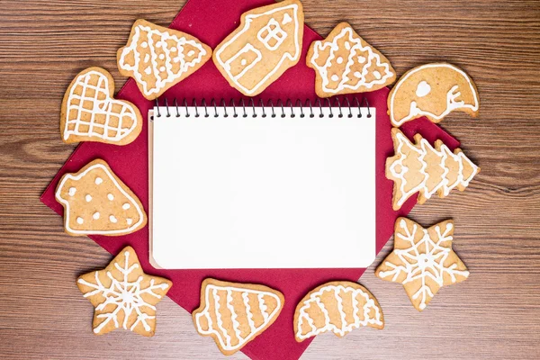 Notebook branco vazio com biscoitos de gengibre — Fotografia de Stock
