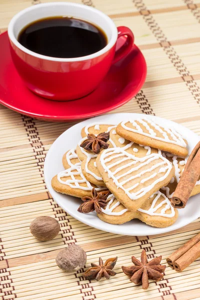 Cup of coffee with gingerbread cookies and spices — Stock Photo, Image