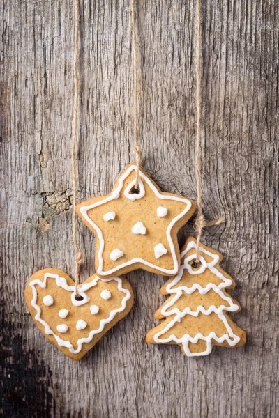 Addobbi natalizi. Biscotti di pan di zenzero appeso — Foto Stock