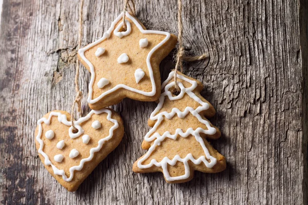 Decoração de Natal. Biscoitos de gengibre Pendurados — Fotografia de Stock