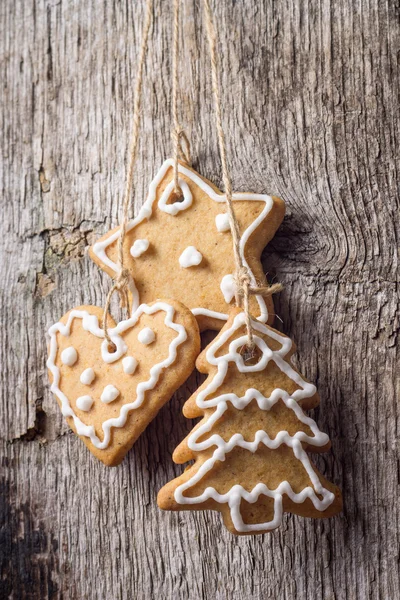 Decoração de Natal. Biscoitos de gengibre Pendurados — Fotografia de Stock