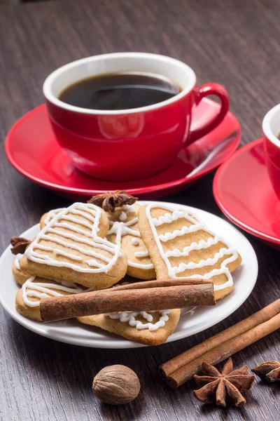 Due tazze di caffè con biscotti di pan di zenzero — Foto Stock