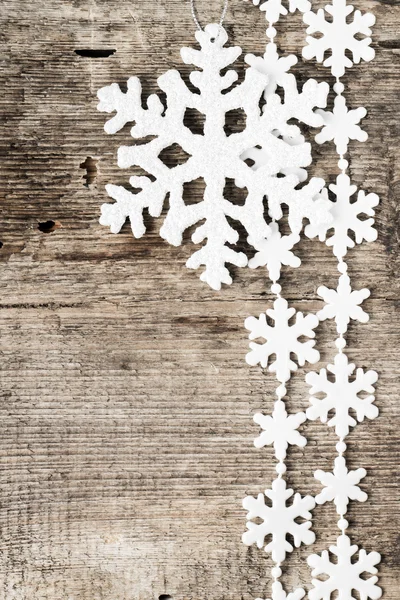 Decoración de Navidad. Adorno de copo de nieve sobre fondo de madera — Foto de Stock