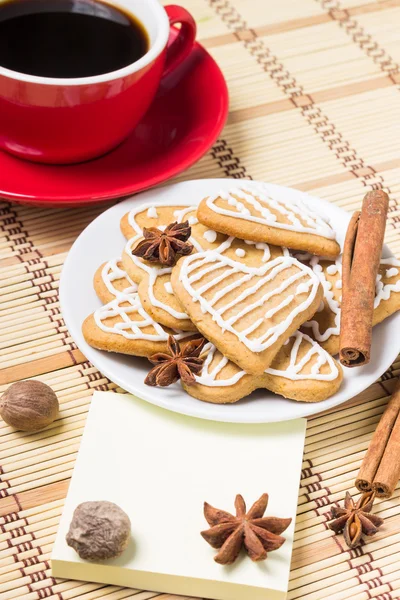 Tazza di caffè con biscotti di pan di zenzero — Foto Stock