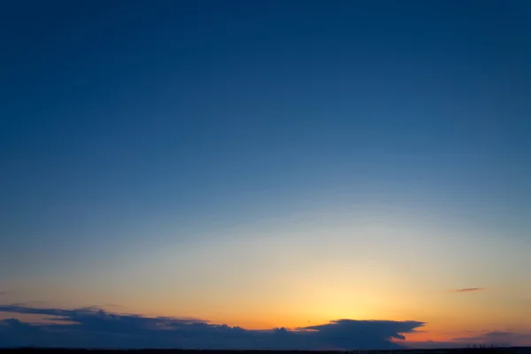 日没の背景をオフにディープ ブルーの空 — ストック写真