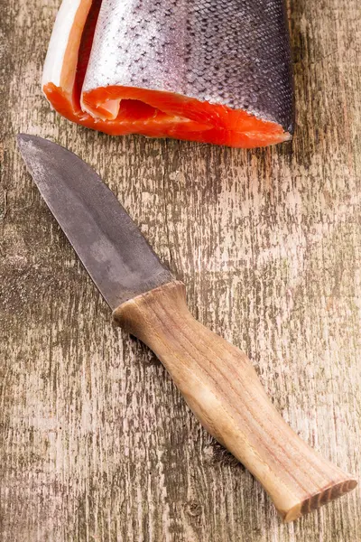 新鲜三文鱼配老刀在粗糙的木板上 — 图库照片
