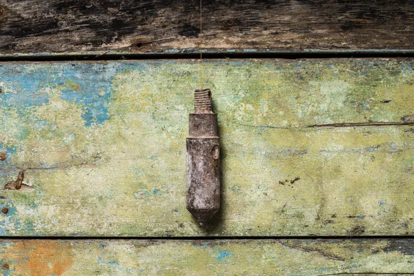 Antigua herramienta de construcción Plummet sobre fondo de madera — Foto de Stock