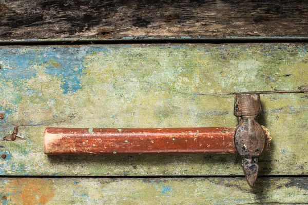 Eski rustik çekici ahşap zemin üzerinde — Stok fotoğraf