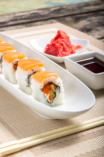 Rollos de sushi de mariscos en White Long Dish con salsa de soja — Foto de Stock