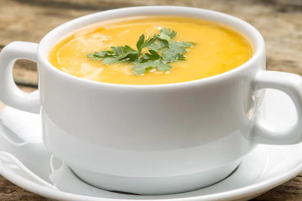 Comida ecológica. Sopa de guisante en tazón blanco sobre fondo de madera — Foto de Stock