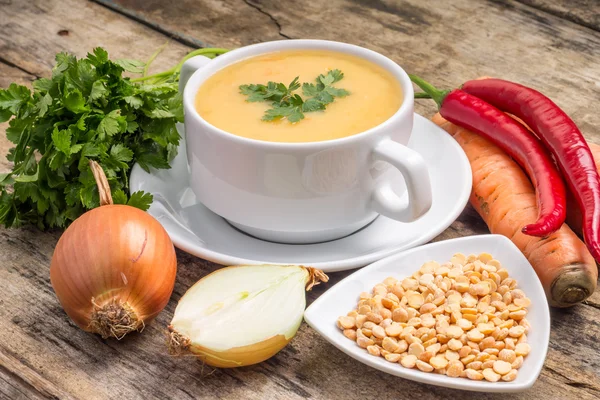 Sopa de guisante con ingredientes sobre fondo de madera —  Fotos de Stock