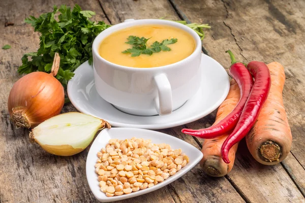 Sopa de guisante con ingredientes sobre fondo de madera —  Fotos de Stock