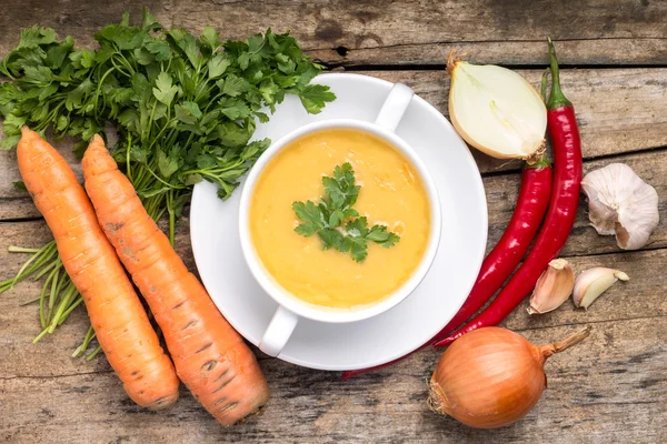 有機食品。ウッドの背景の周り野菜のエンドウ豆のスープ — ストック写真