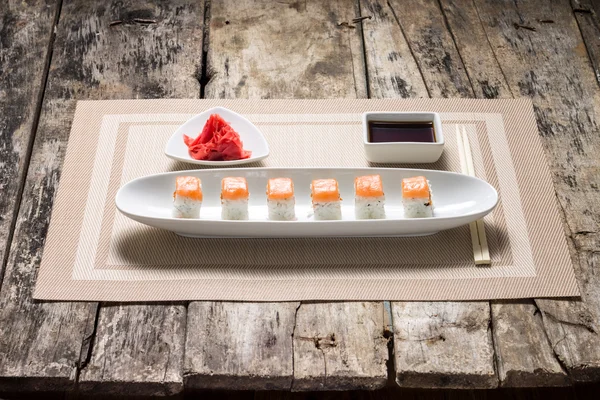 Rollos de sushi de mariscos en White Long Dish con salsa de soja. Vista frontal — Foto de Stock