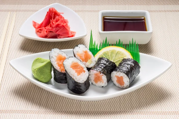 Wasabi ve zencefil ile geleneksel maki sushi servis — Stok fotoğraf