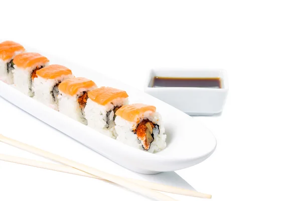 Sushi aux fruits de mer en assiette blanche isolé sur fond blanc — Photo