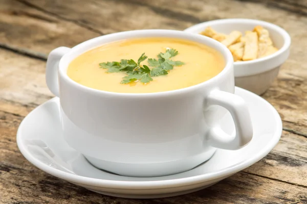 有機食品。ウッドの背景上に白いボールのエンドウ豆のスープ — ストック写真