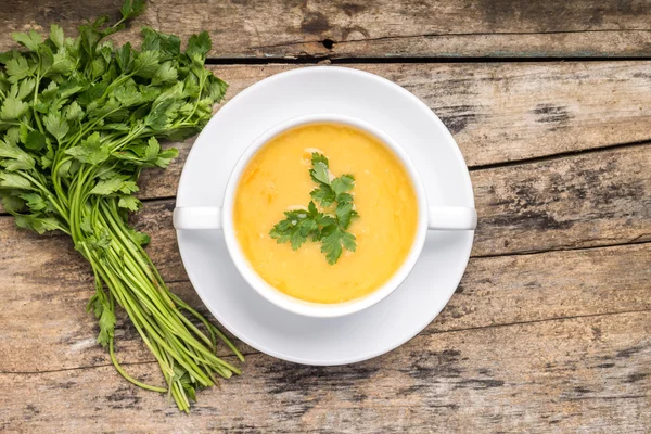 Sopa de guisantes con un montón de perejil. Vista superior —  Fotos de Stock