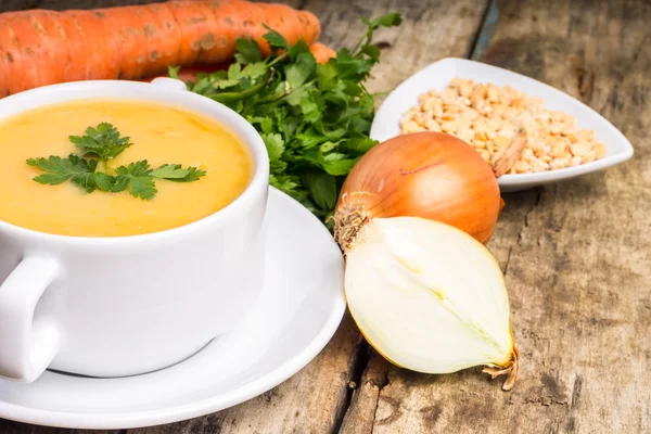 Sopa de guisante con ingredientes sobre fondo de madera — Foto de Stock