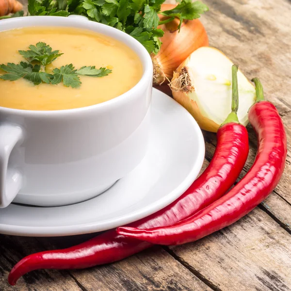 Comida ecológica. Sopa de guisantes con verduras sobre fondo de madera —  Fotos de Stock