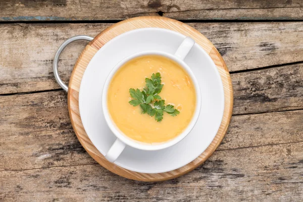 Erbsensuppe in weißer Schüssel auf Grunge-Holz-Hintergrund. Ansicht von oben — Stockfoto