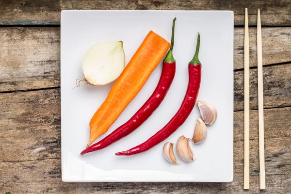 Alimentos creativos con palillo en plato cuadrado blanco —  Fotos de Stock