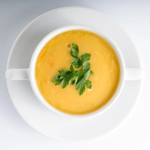 Zupa grochowa w biały miska na białym tle. widok z góry — Zdjęcie stockowe